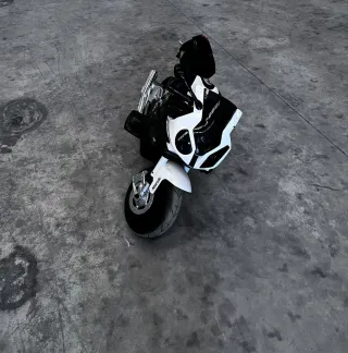 Moto eléctrica BMW para niños de 37 a 96 meses