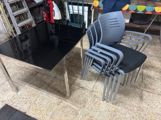 Mesa cristal negro y 4 sillas con brazos