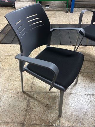 Mesa cristal negro y 4 sillas con brazos