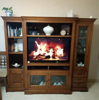 Mueble de salón de madera con cristal