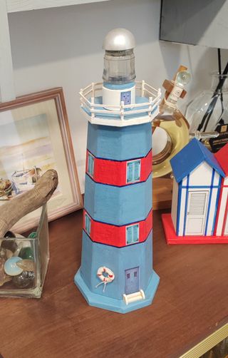 Faro decorativo fatto a mano azzurro e rosso