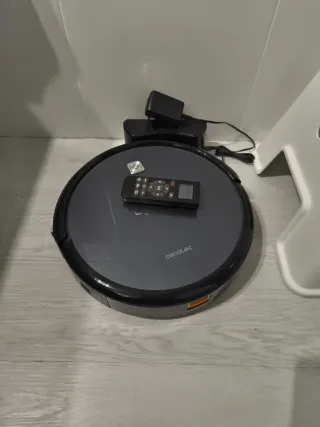Robot aspirador Cecotec con mando