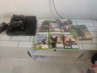 Xbox 360 Negra con 2 Controles