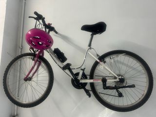 Bicicleta blanca y morada con casco