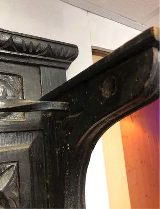 Recibidor antiguo de madera tallada