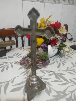 Crucifijo antiguo de metal