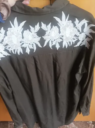 Camisa de Mango verde bordada