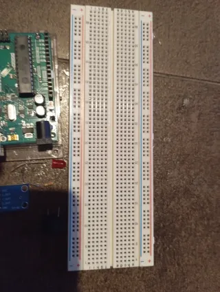 Placa Arduino Uno con Cables y Componentes