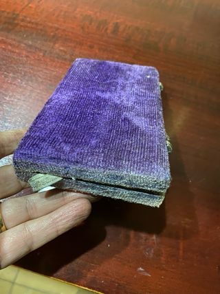 Antigua balanza de precisión con estuche