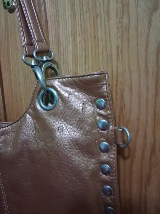 Bolso naranja metálico con tachuelas