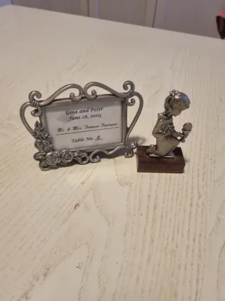 Cornice in peltro con rose. Bambolina in peltro