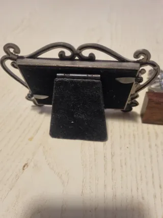 Cornice in peltro con rose. Bambolina in peltro