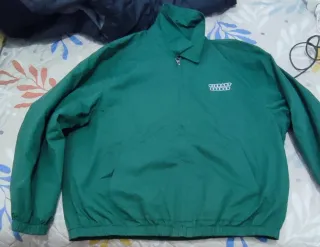 Cazadora verde con logo