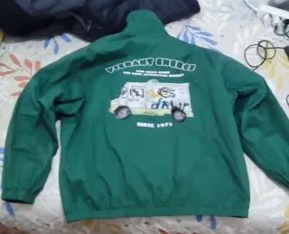 Cazadora verde con logo