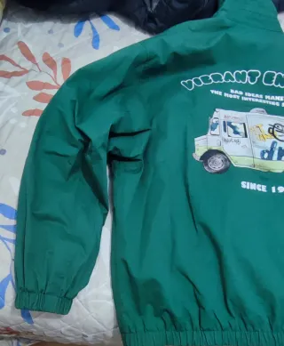 Cazadora verde con logo