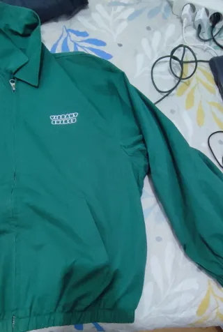 Cazadora verde con logo