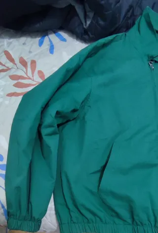 Cazadora verde con logo