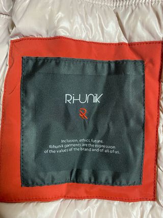 Piumino rosso con cappuccio