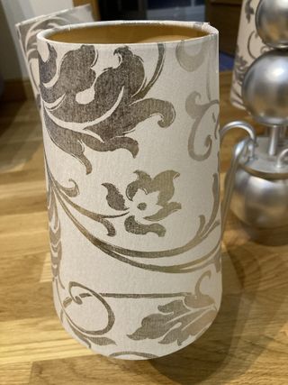 Lámpara de techo tipo araña 5 brazos beige y plata