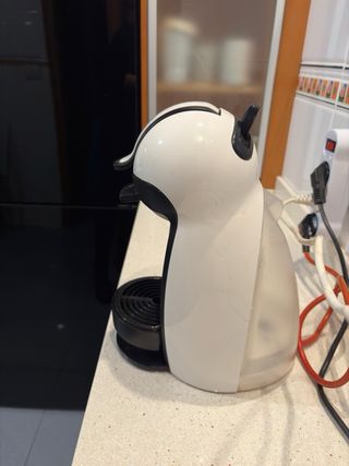 Cafetera de cápsulas Dolce Gusto Blanca y Negra.