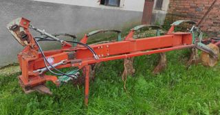 Vertederas Kverneland ballesta 4 hojas.