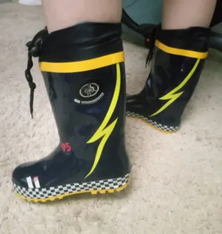 Botas de agua negras y amarillas