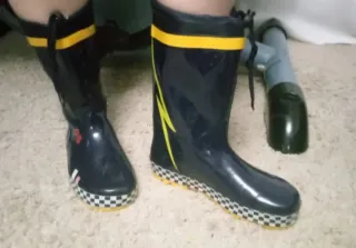 Botas de agua negras y amarillas