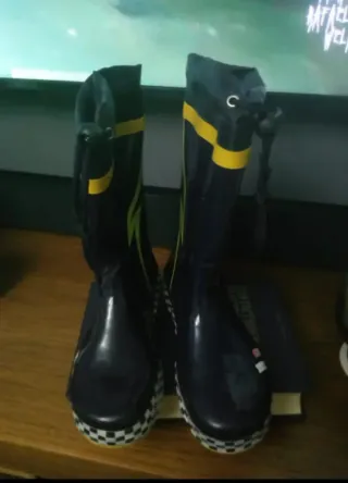 Botas de agua negras y amarillas