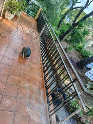 Barandilla de hierro con pasamanos de madera