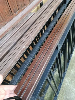 Barandilla de hierro con pasamanos de madera