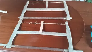 Sierra antigua de madera y metal