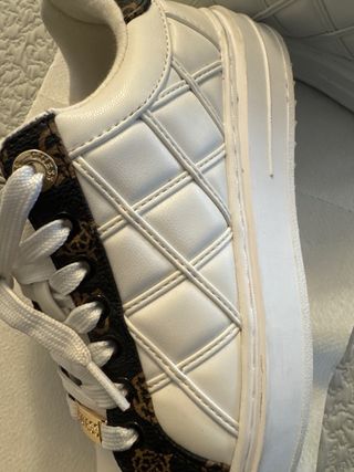 Zapatillas Guess Blancas y Marrones