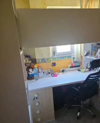 Litera con escritorio Ikea.