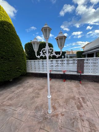Farola de jardín blanca de metal y cristal