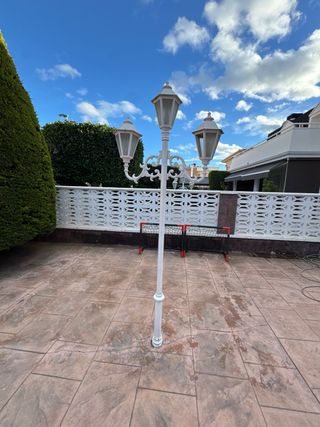 Farola de jardín blanca de metal y cristal