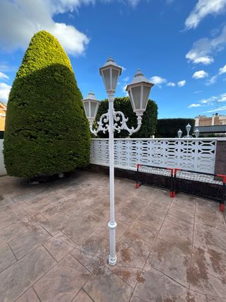 Farola de jardín blanca de metal y cristal