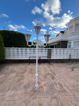 Farola de jardín blanca de metal y cristal