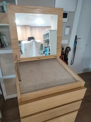 Cómoda Malm IKEA con espejo