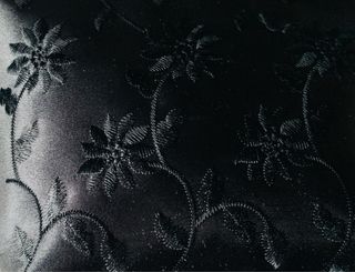 Bolso de fiesta satén con flores bordadas