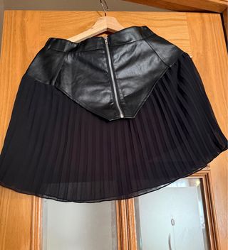 Falda negra cuero y volantes Talla M