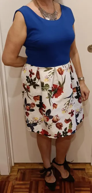 Vestido fiesta azul y estampado floral