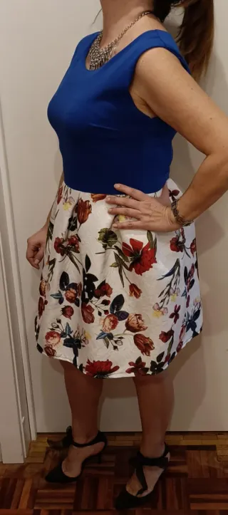 Vestido fiesta azul y estampado floral