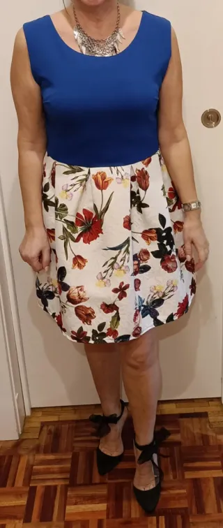 Vestido fiesta azul y estampado floral