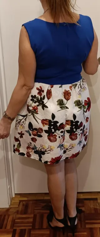 Vestido fiesta azul y estampado floral