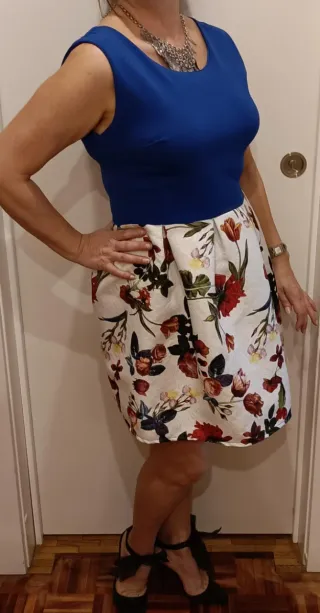 Vestido fiesta azul y estampado floral
