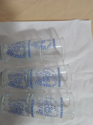 Vasos de chupito con diseño de uvas