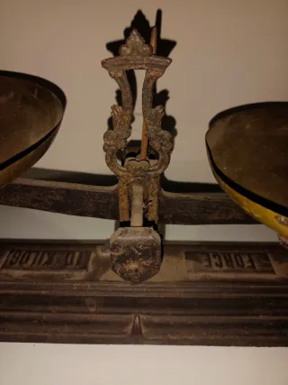 Balanza antigua con pesas siglo XIX