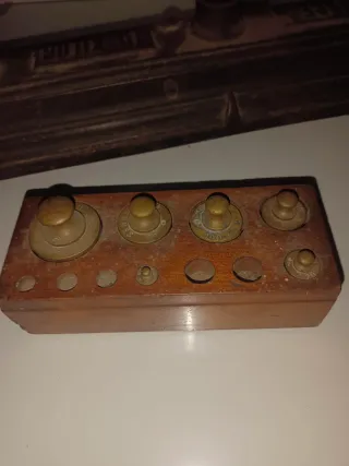 Balanza antigua con pesas siglo XIX