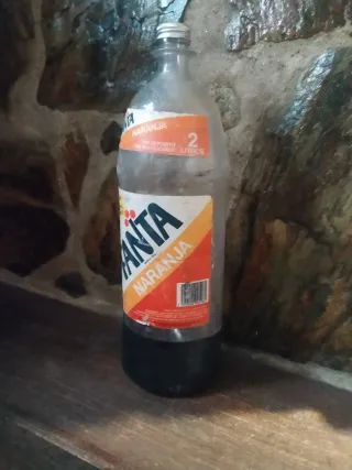 Botella Fanta Naranja 2 Litros Antigua vacía.