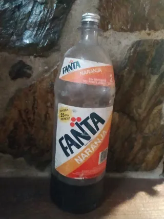 Botella Fanta Naranja 2 Litros Antigua vacía.